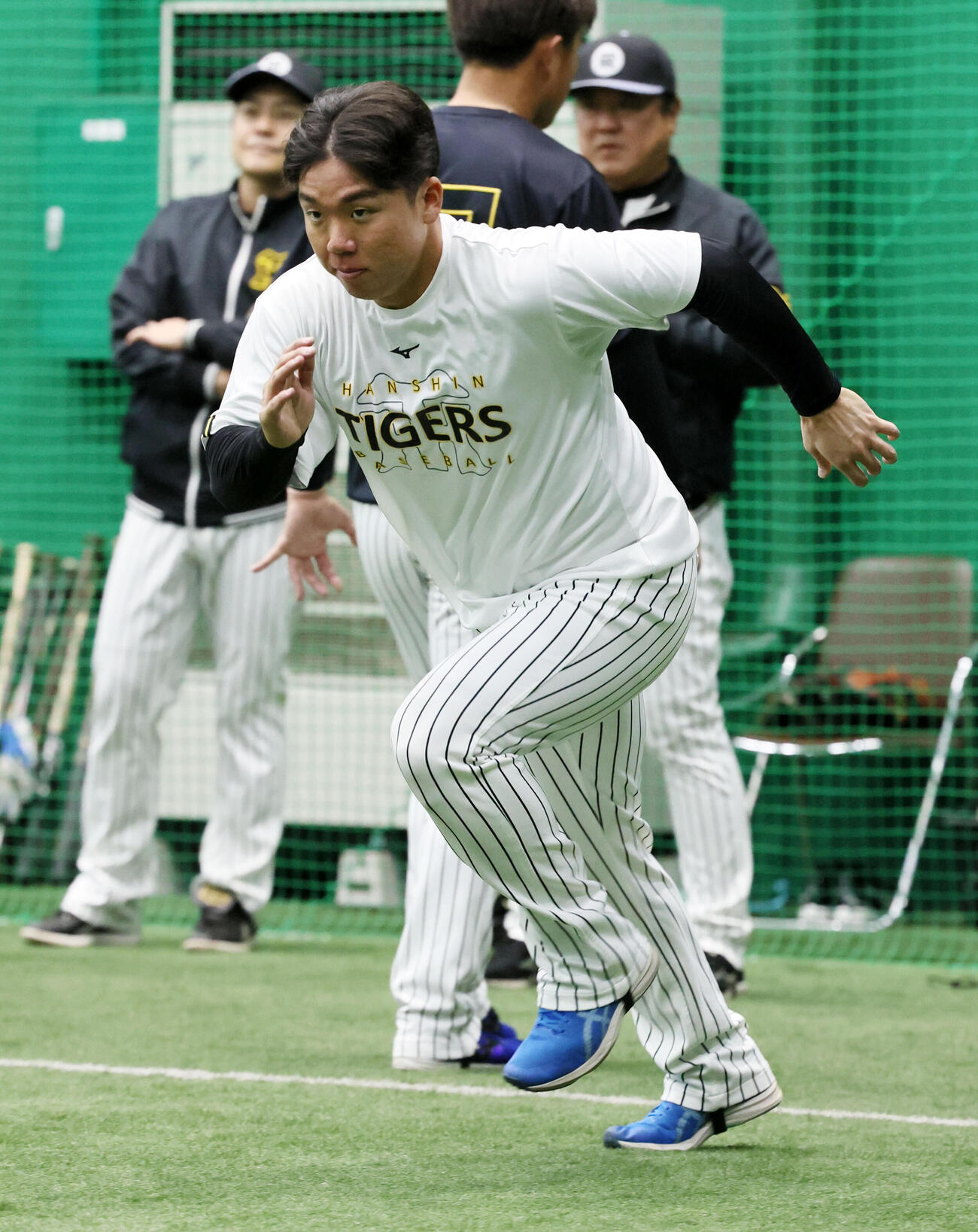 室内練習場でダッシュする阪神村上（撮影・加藤哉）