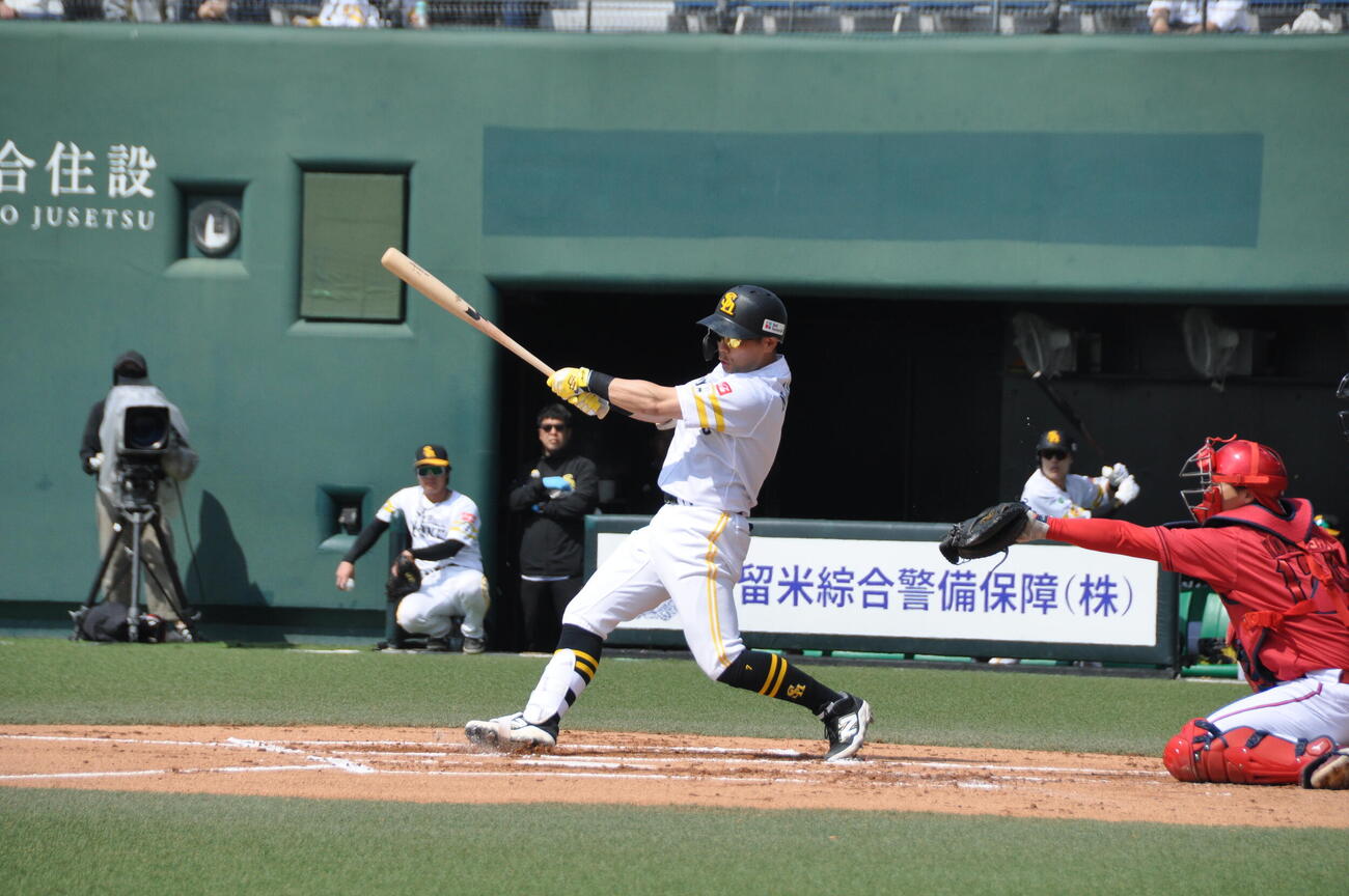 ファーム広島戦に3番指名打者でスタメン出場したソフトバンク中村晃は1回無死二塁で一塁ゴロに倒れる