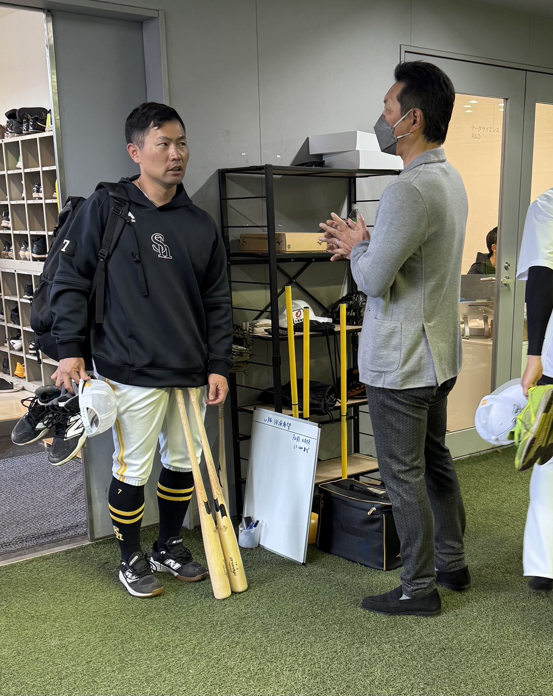 ソフトバンク小久保監督（右）は中村晃と話をする