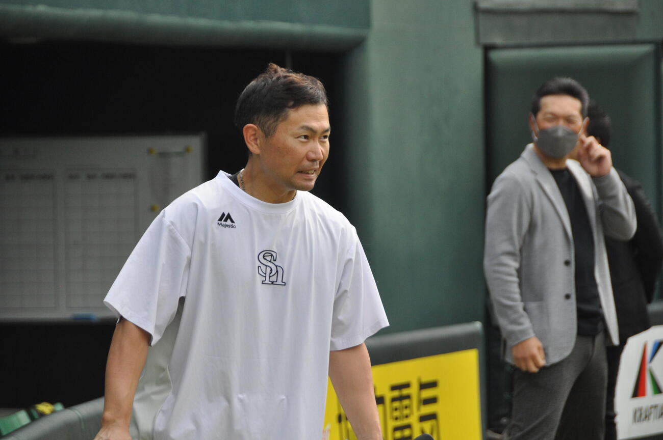 21日からの1軍合流が決まったソフトバンク中村晃（左）。右は小久保監督