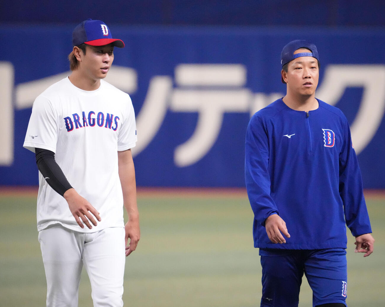 柳（右）と言葉を交わす高橋宏（撮影・森本幸一）