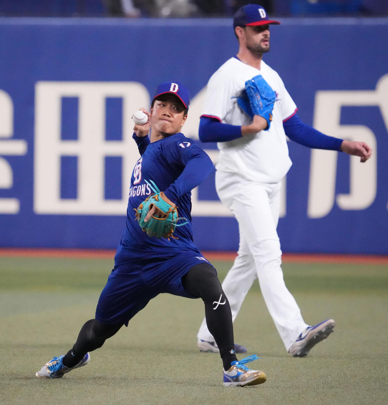 キャッチボールをする柳（左）右はマラー（撮影・森本幸一）
