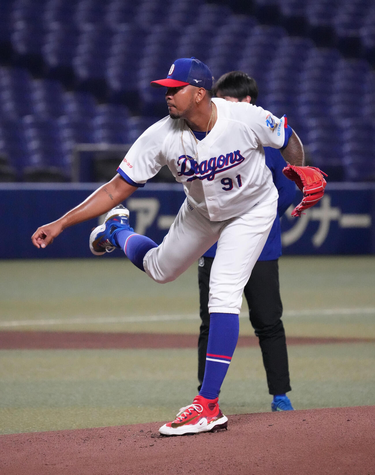 マウンドを利用し投球練習をするメヒア（撮影・森本幸一）
