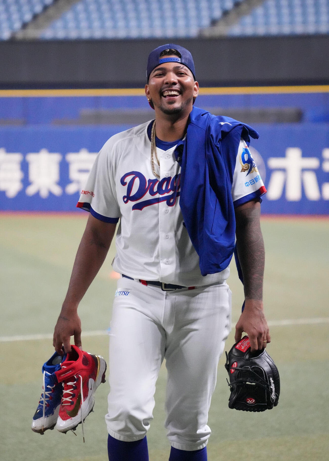 練習を終え明るい表情で引き揚げるメヒア（撮影・森本幸一）
