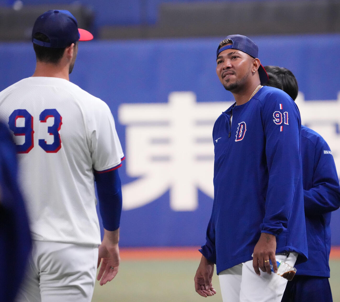 メヒア（右）はマラーと言葉を交わす（撮影・森本幸一）
