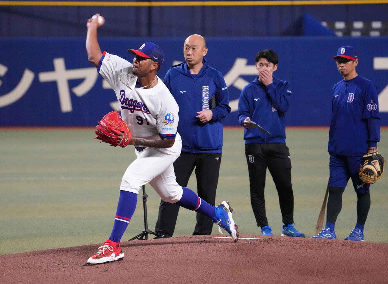 メヒア（左）はマウンドを利用し投球練習をする（撮影・森本幸一）