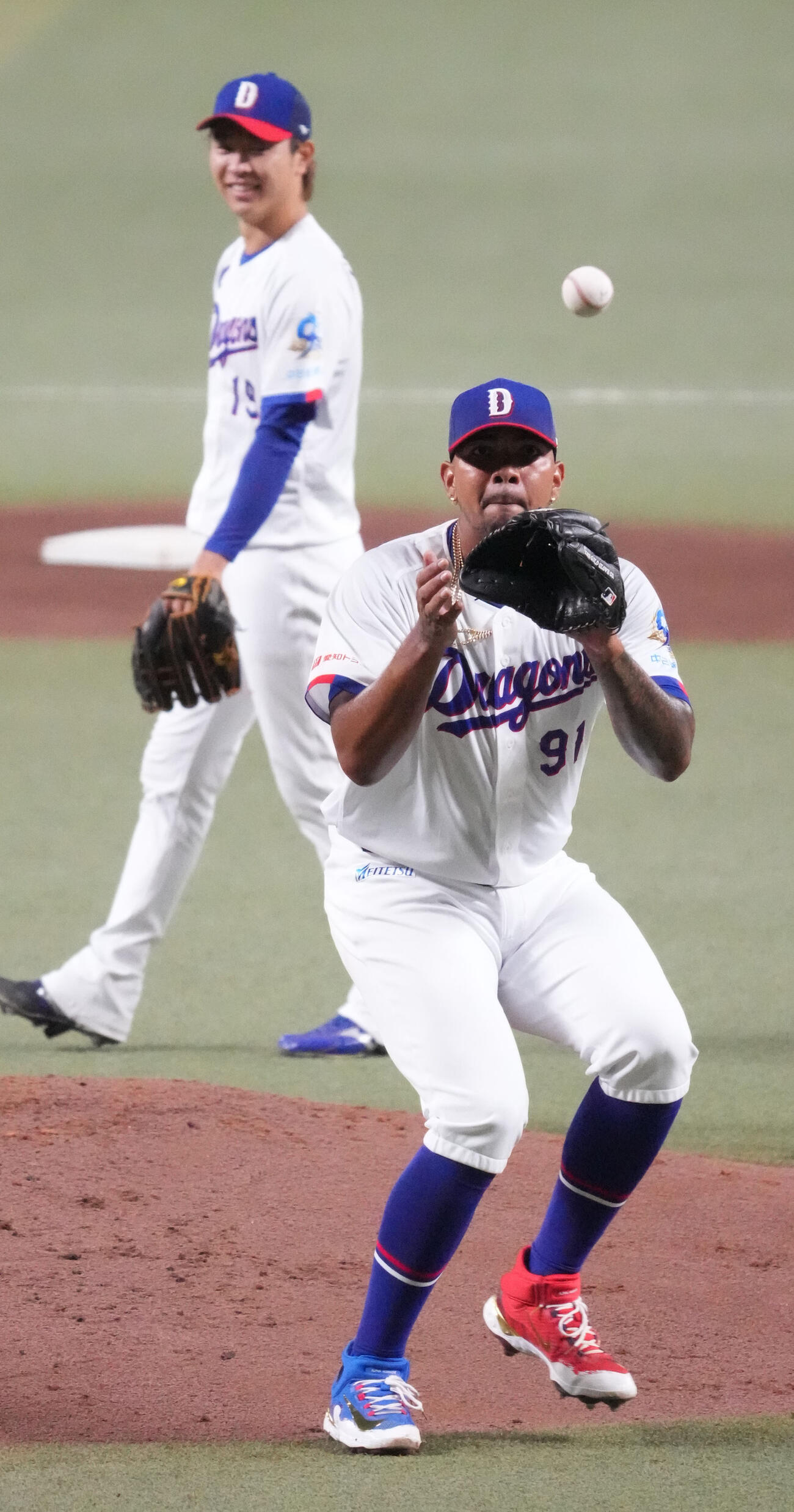 ノックを受けるメヒア（右）左奥は高橋宏（撮影・森本幸一）