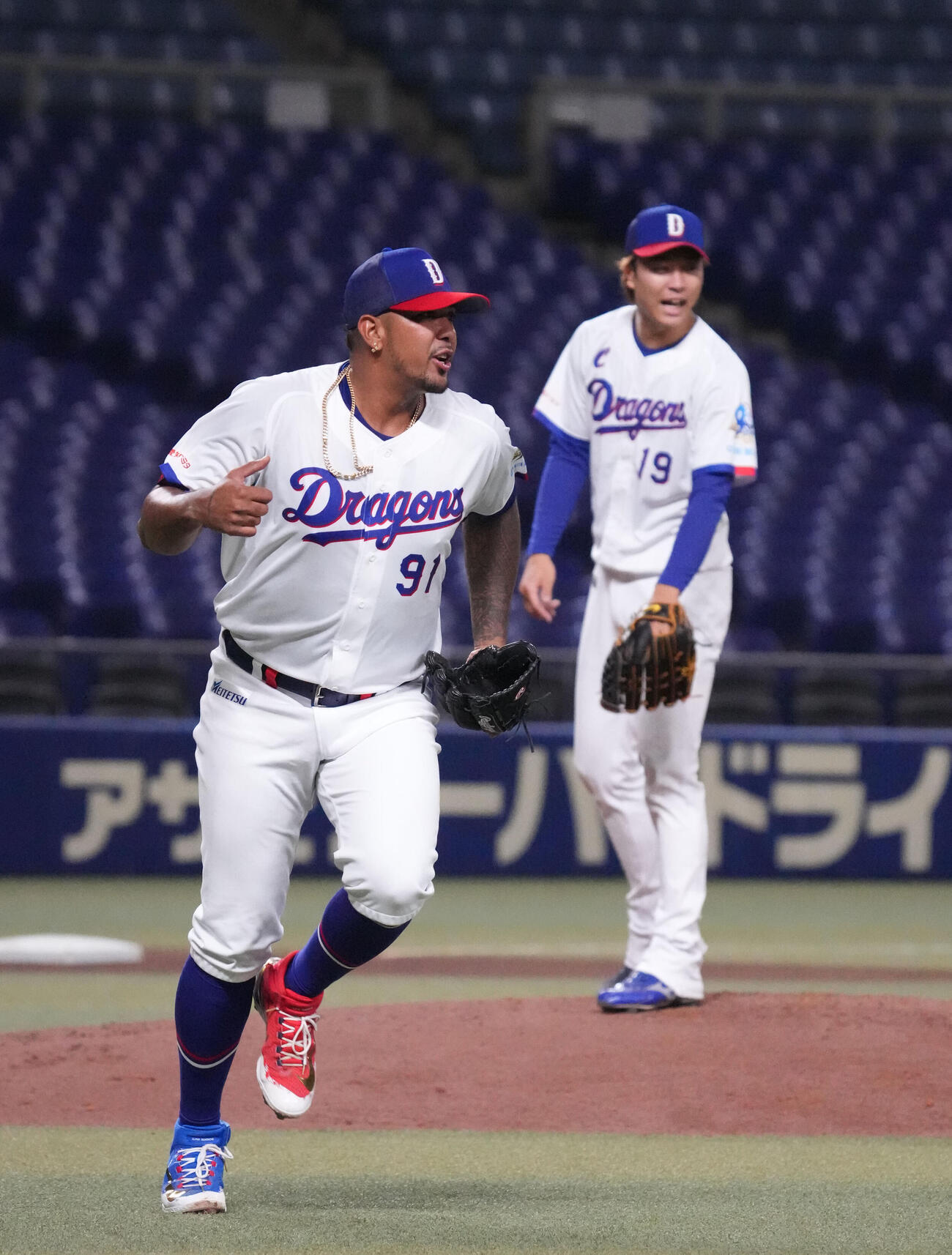 ノックを受けベースカバーに向かうメヒア（撮影・森本幸一）
