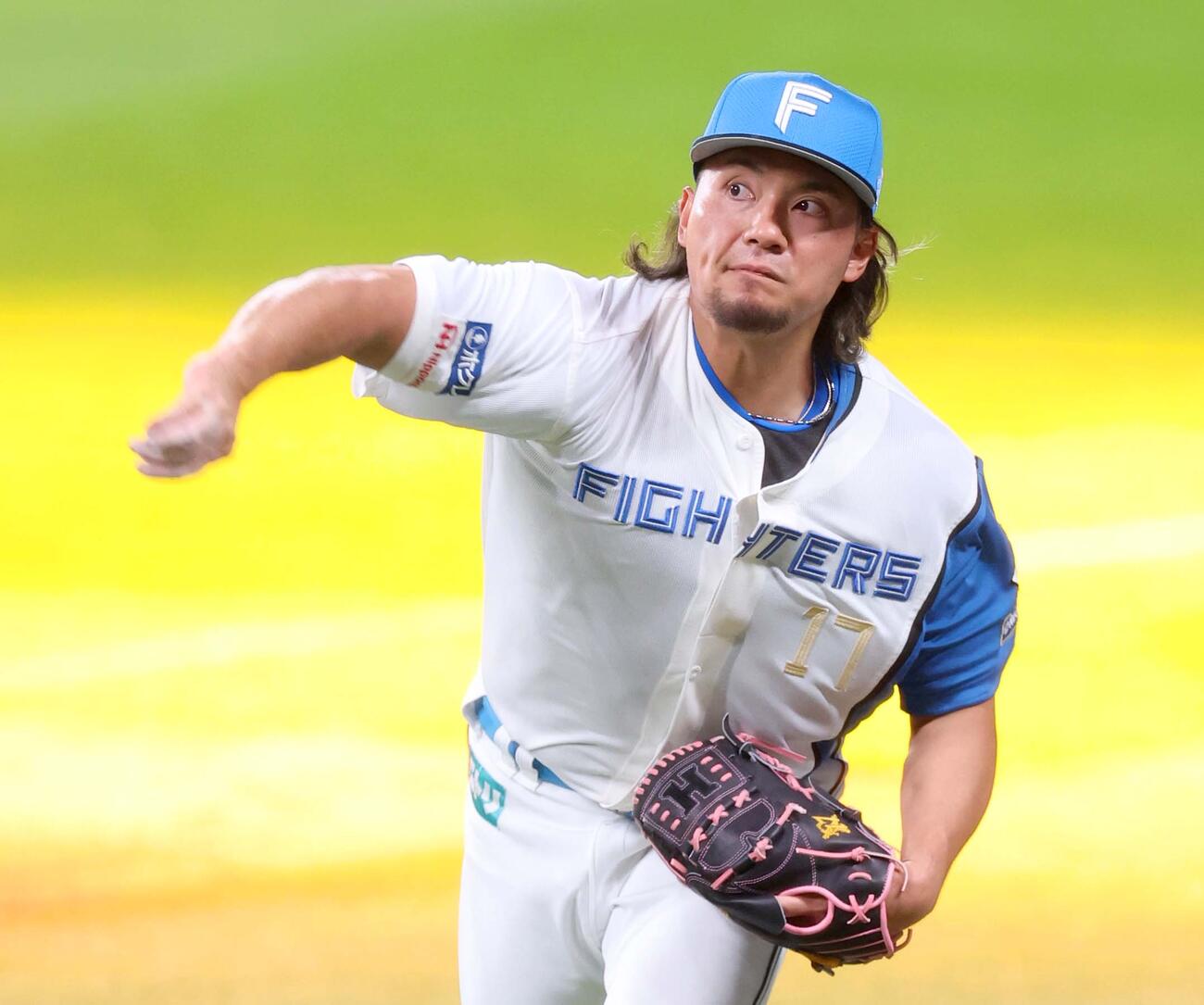キャッチボールする日本ハム伊藤（撮影・黒川智章）