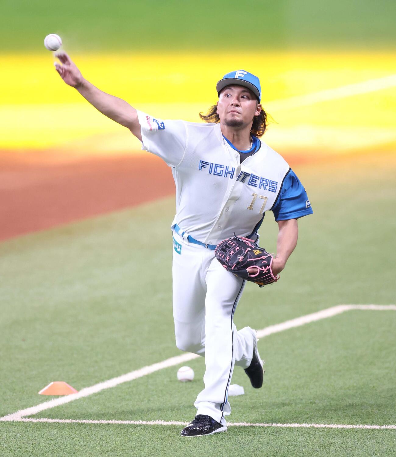 キャッチボールする日本ハム伊藤（撮影・黒川智章）