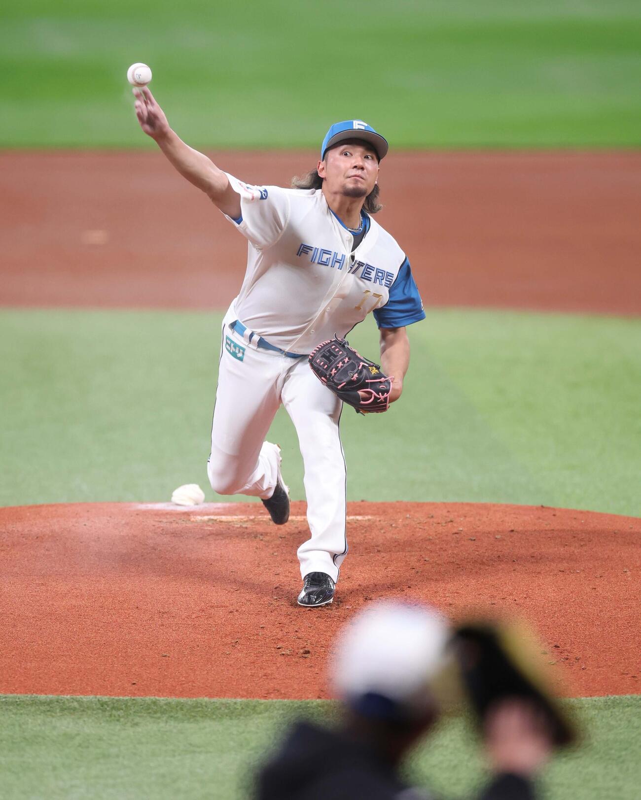 打者役を立てマウンドで投球する日本ハム伊藤（撮影・黒川智章）