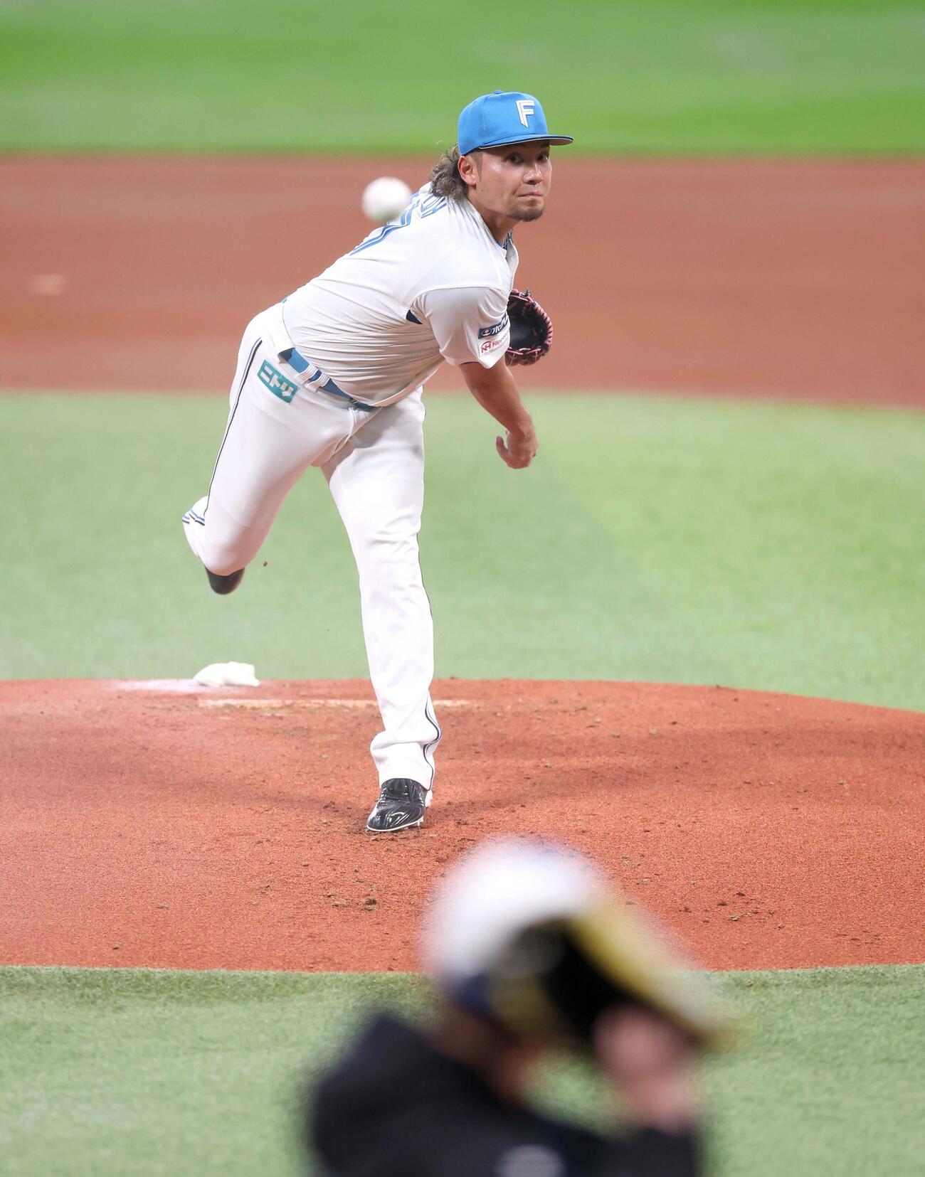 打者役を立てマウンドで投球する日本ハム伊藤（撮影・黒川智章）