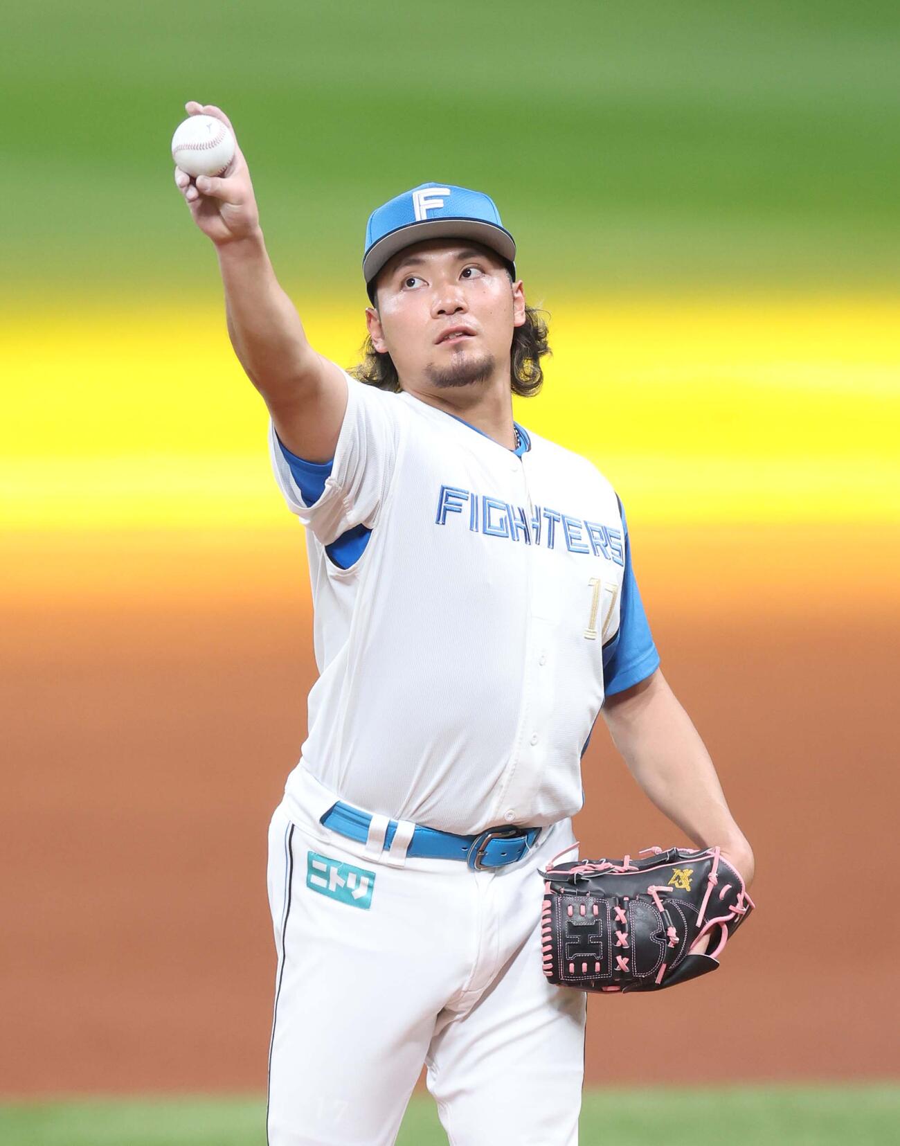 変化球の握りを確認する日本ハム伊藤（撮影・黒川智章）