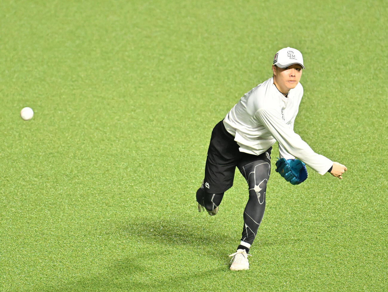 投球練習を行う松本裕（撮影・林敢治）