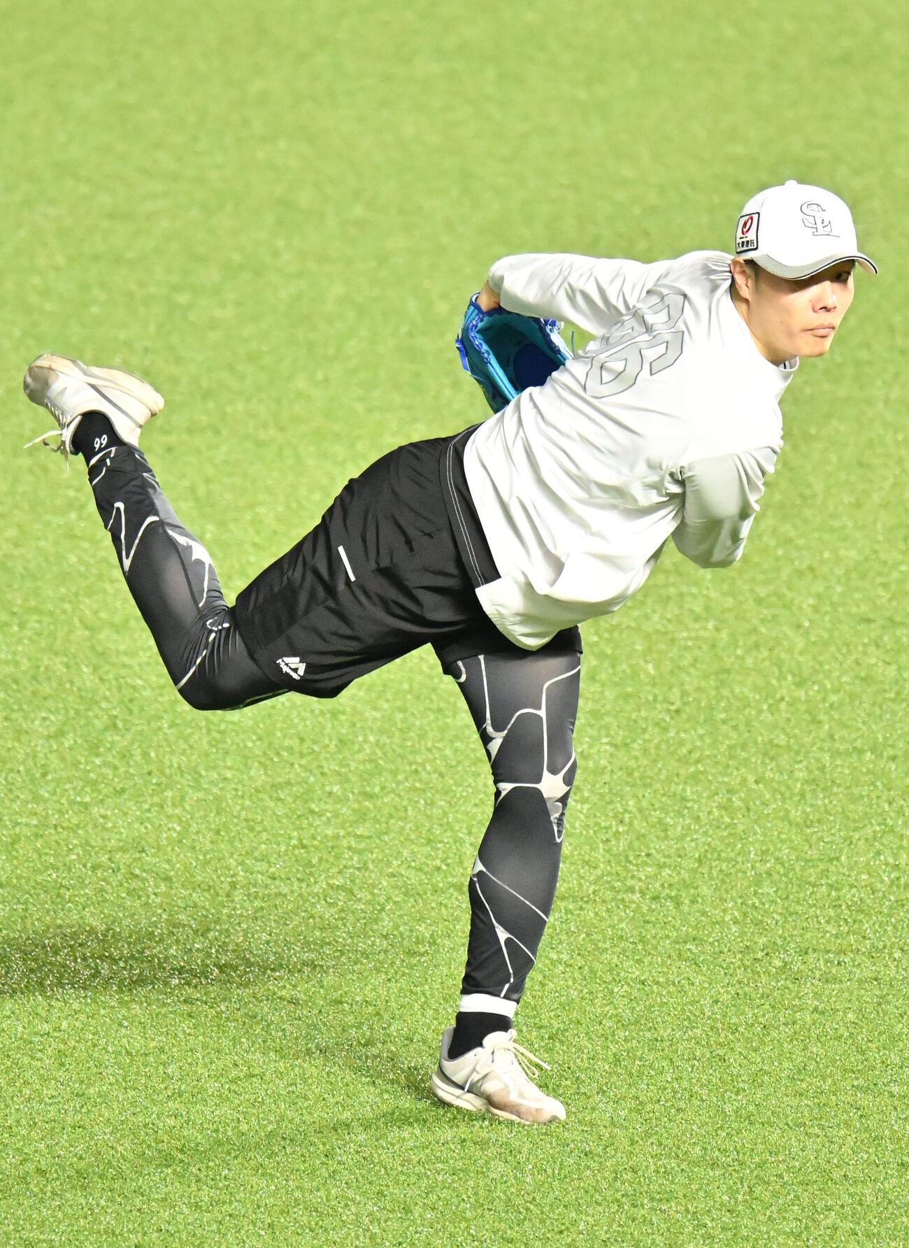 投球練習を行う松本裕（撮影・林敢治）