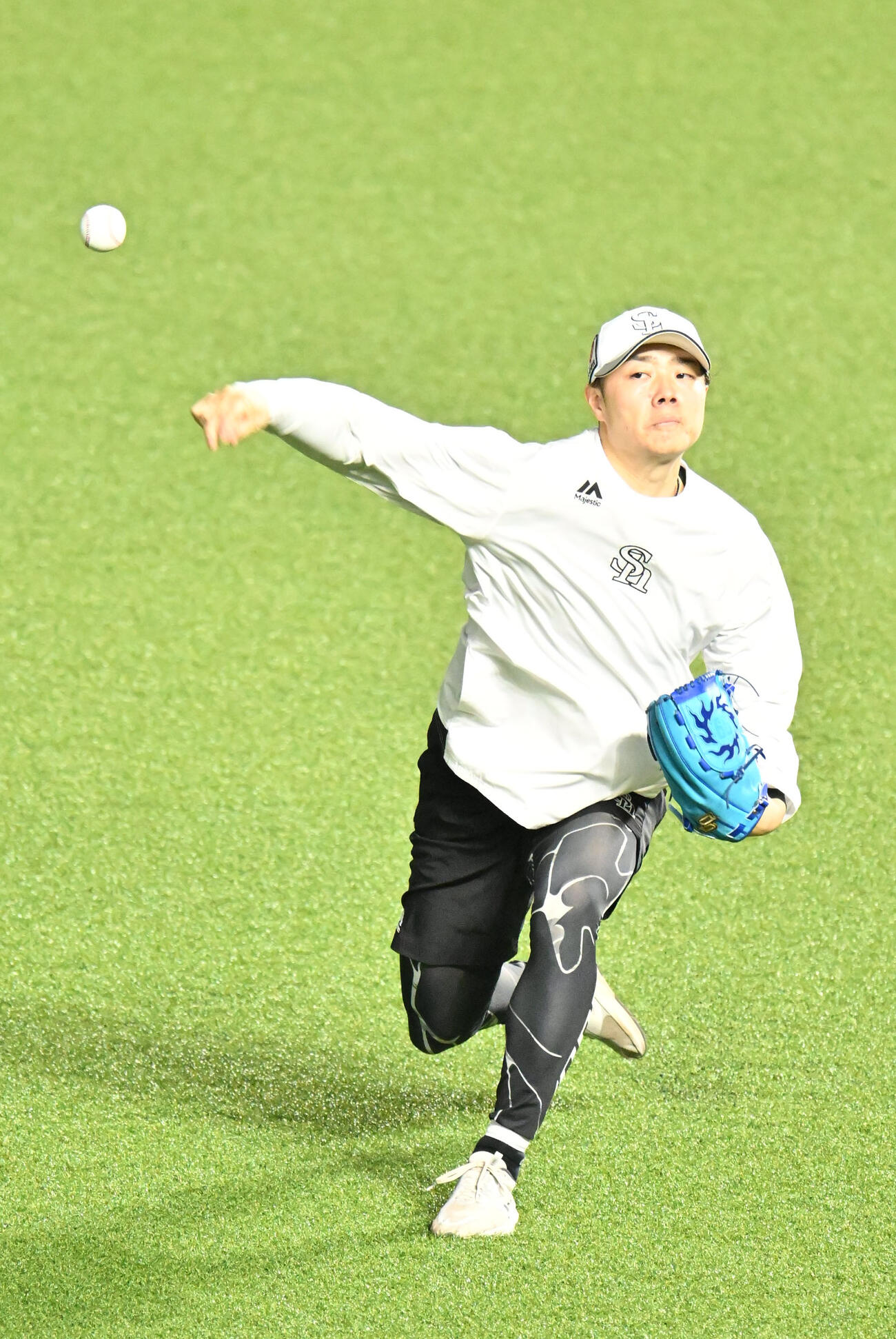 投球練習を行う松本裕（撮影・林敢治）