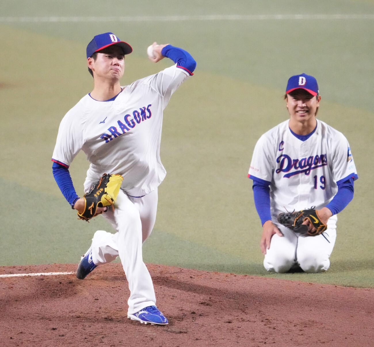 マウンドを利用し投球練習をする金丸（左）右は高橋宏（撮影・森本幸一）