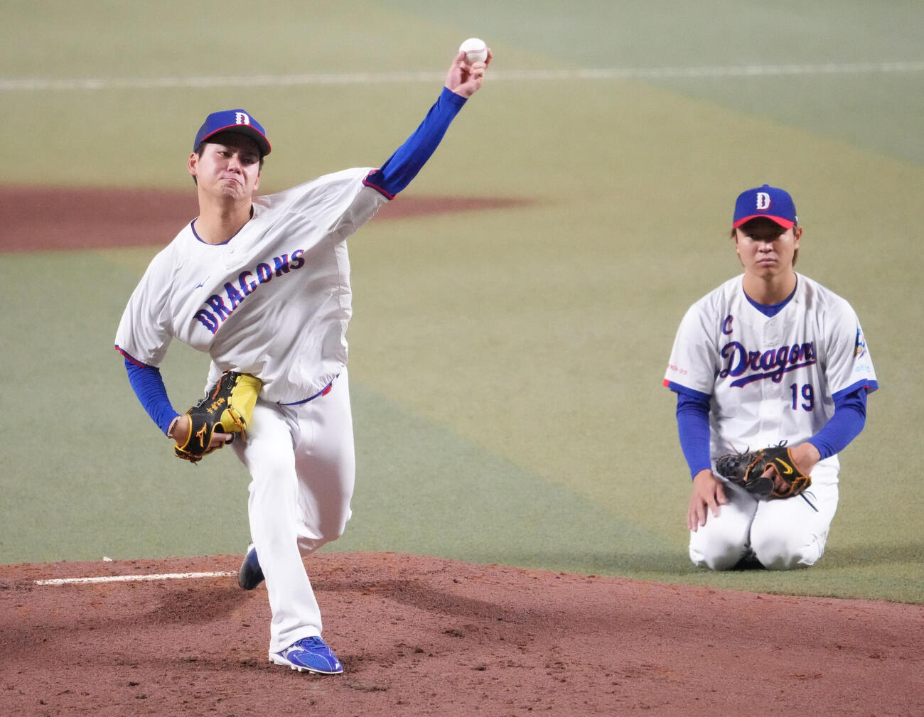 マウンドを利用し投球練習をする金丸（左）右は高橋宏（撮影・森本幸一）