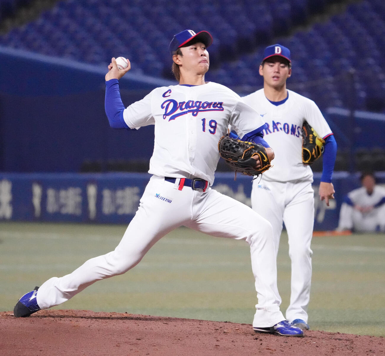 マウンドを利用し投球練習をする高橋宏（左）右は金丸（撮影・森本幸一）