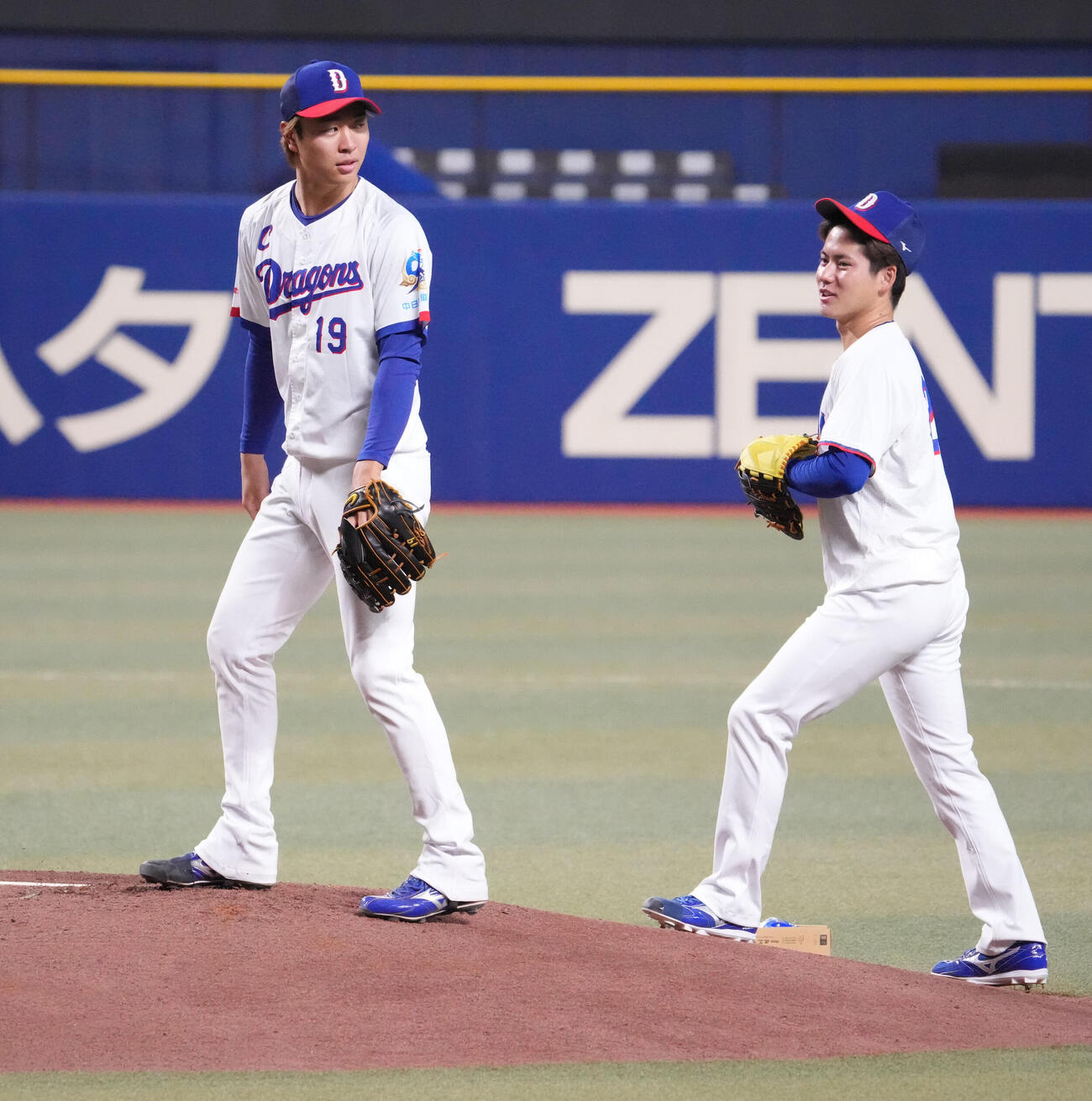 練習の合間に言葉を交わす中日高橋宏（左）と金丸（撮影・森本幸一）