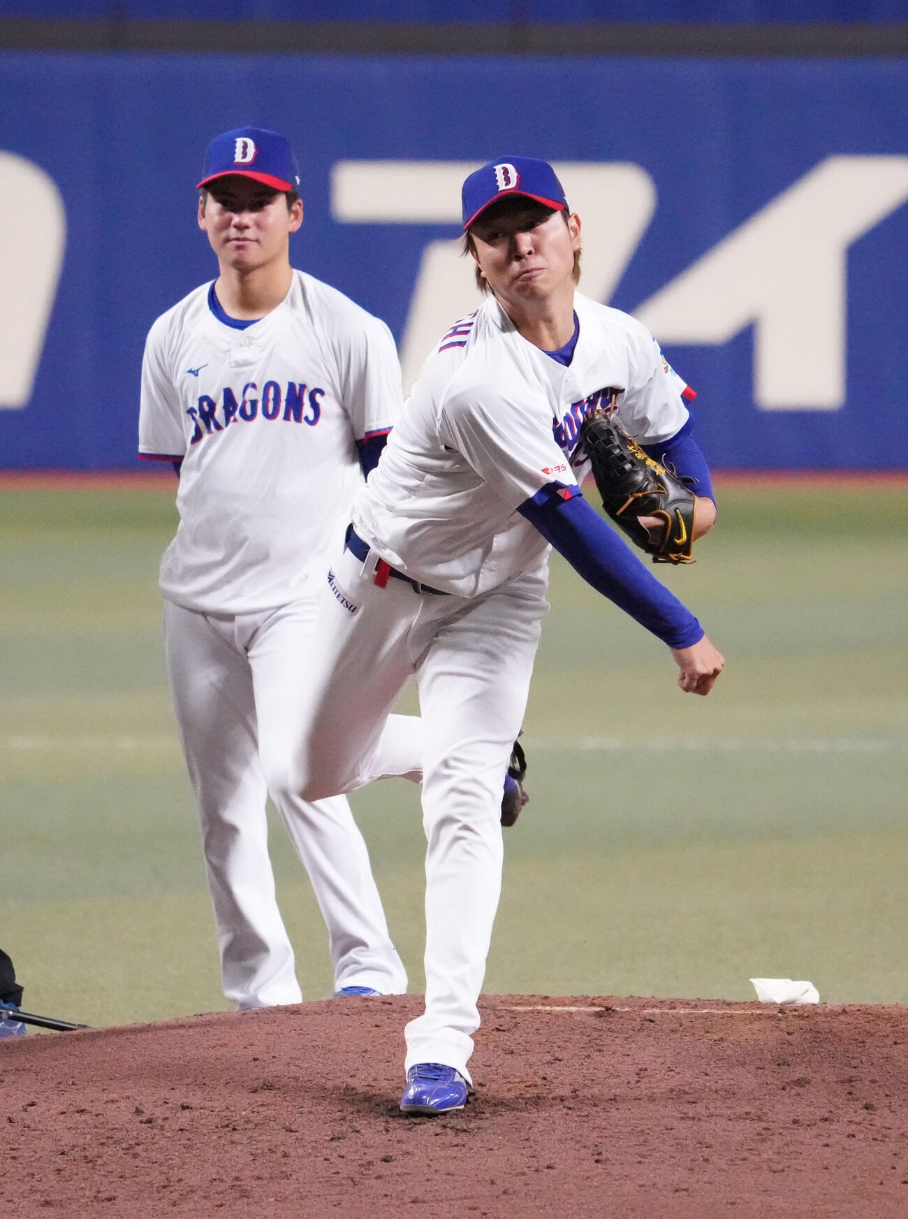 マウンドを利用し投球練習をする高橋宏（右）左は金丸（撮影・森本幸一）