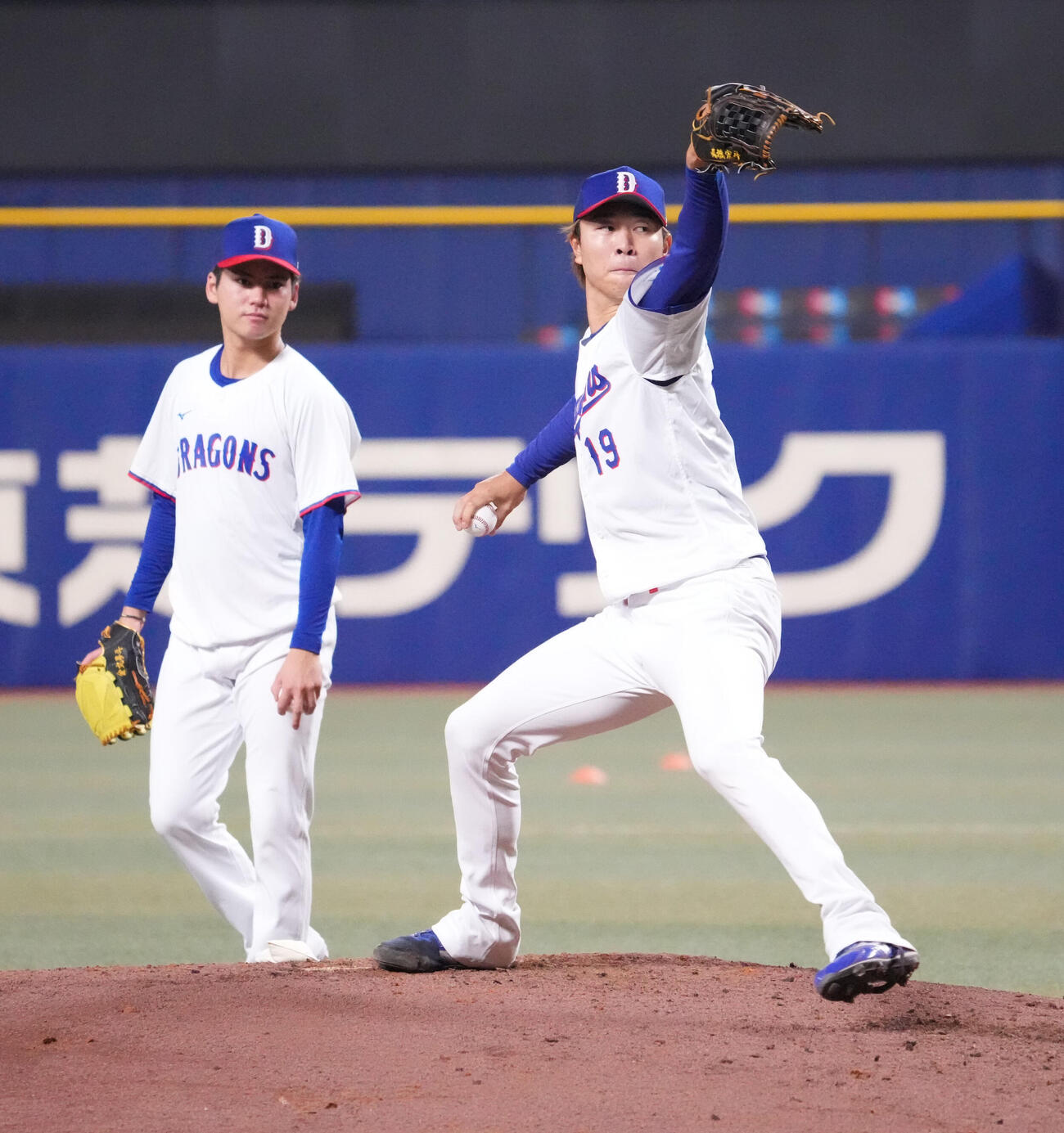 マウンドを利用し投球練習をする高橋宏（右）左は金丸（撮影・森本幸一）
