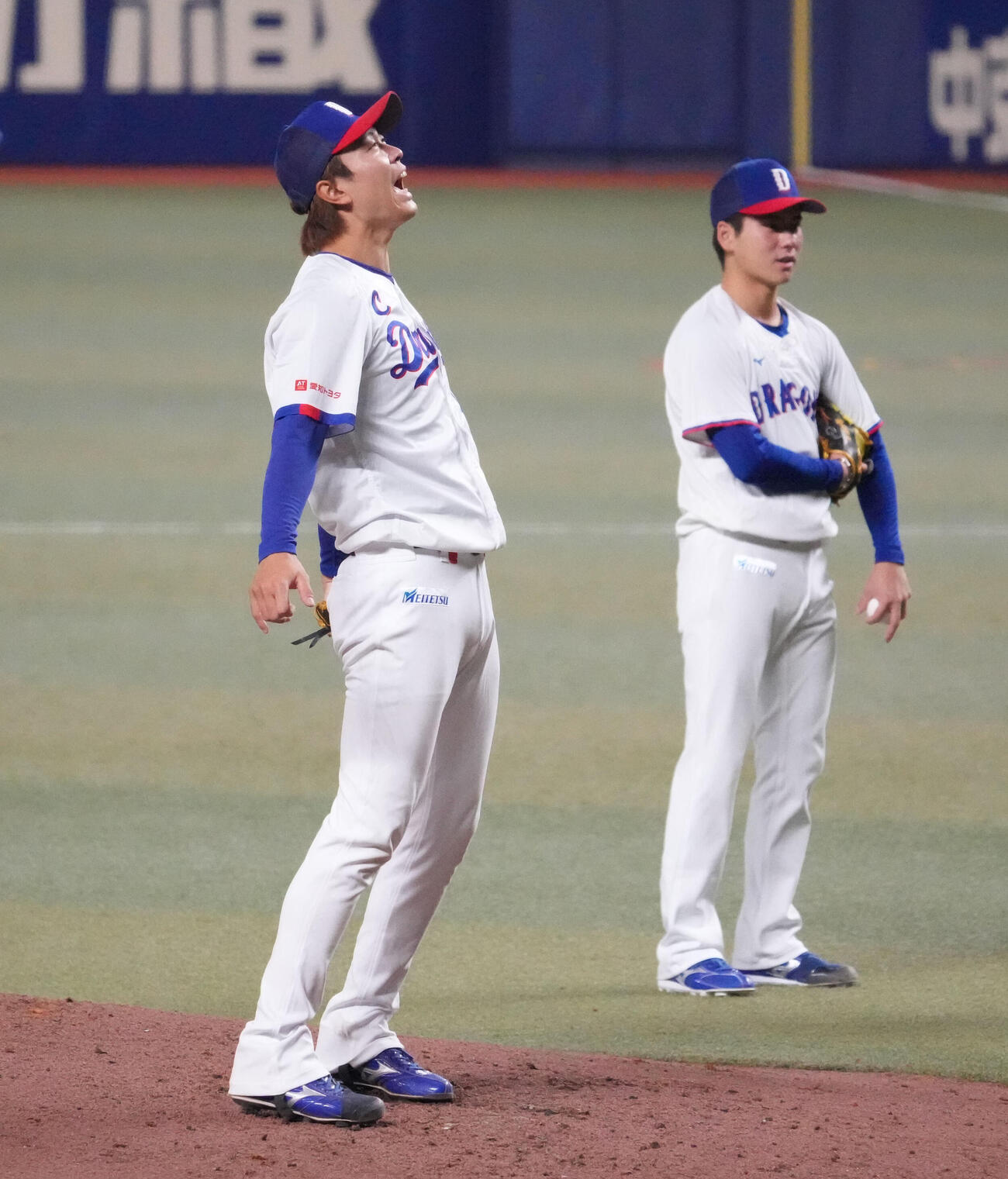 マウンドを利用し投球練習をする高橋宏（左）右は金丸（撮影・森本幸一）