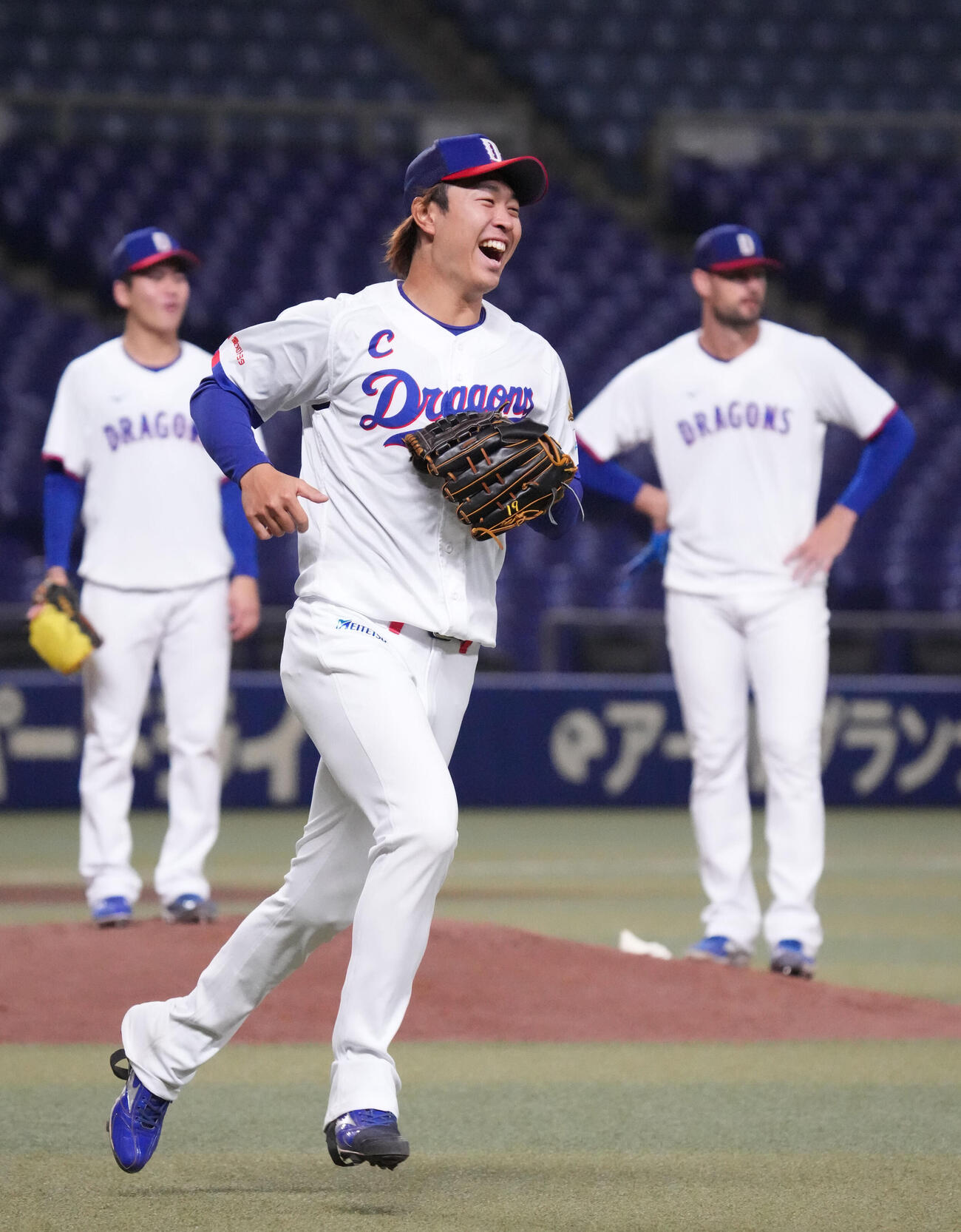 ノックを受けベースカバーに向かう高橋宏（撮影・森本幸一）