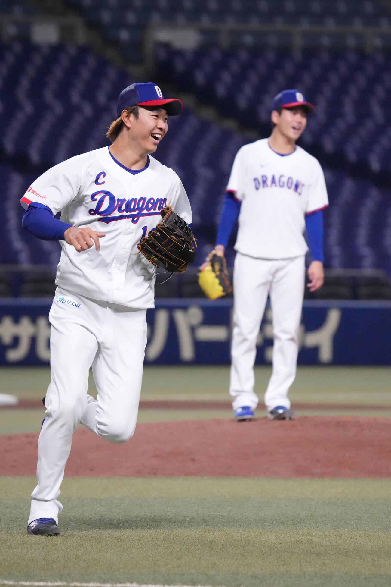 ノックを受けベースカバーに向かう高橋宏（撮影・森本幸一）