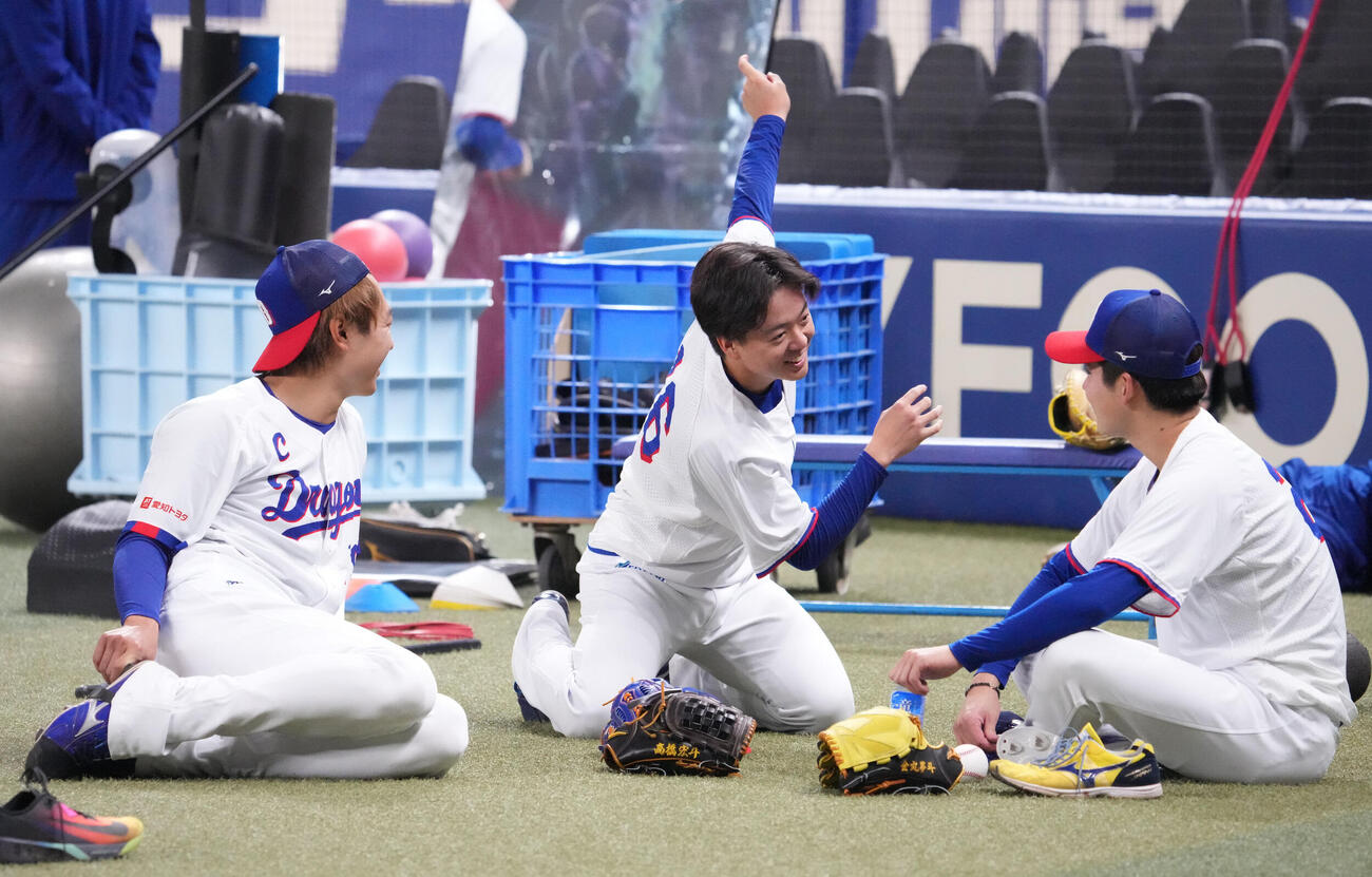 練習の合間に言葉を交わす左から高橋宏、桜井、金丸（撮影・森本幸一）