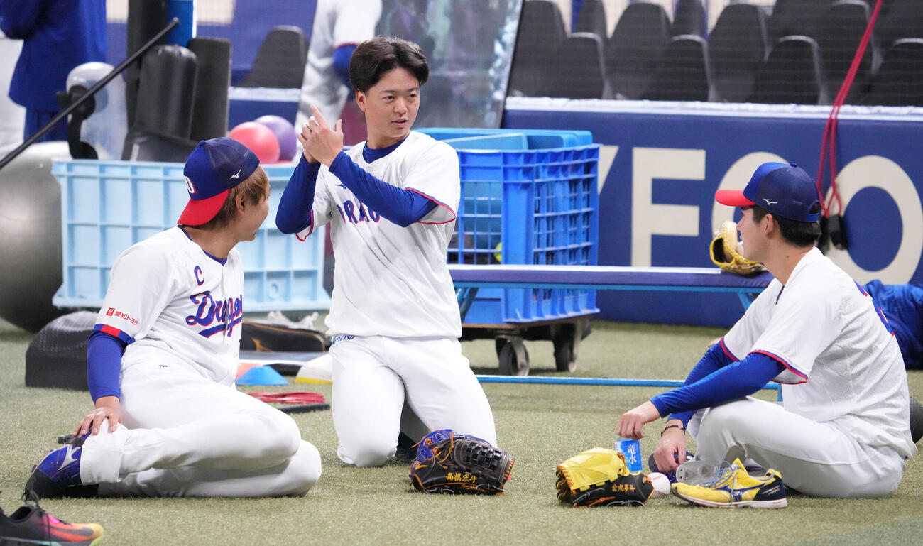 練習の合間に言葉を交わす左から中日高橋宏、桜井、金丸（撮影・森本幸一）
