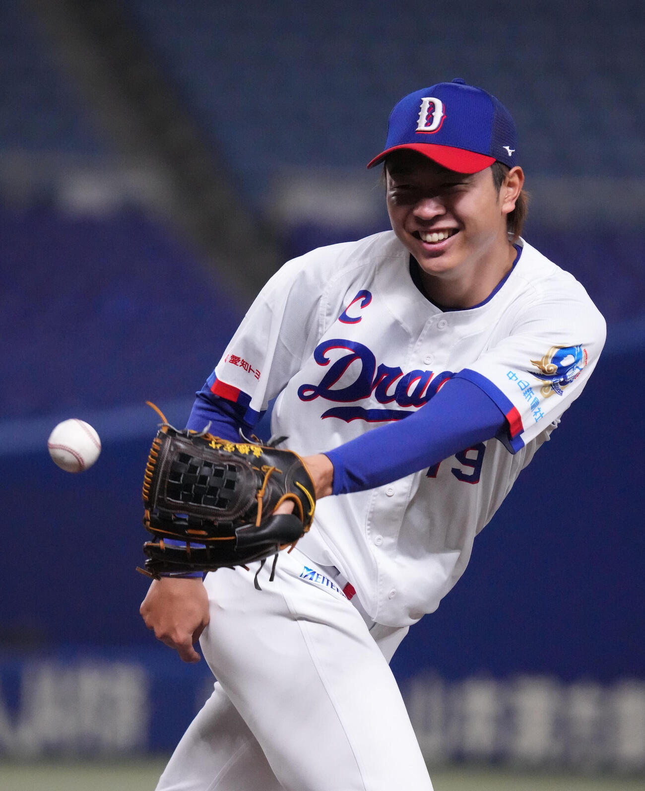ノックを受け送球する高橋宏（撮影・森本幸一）