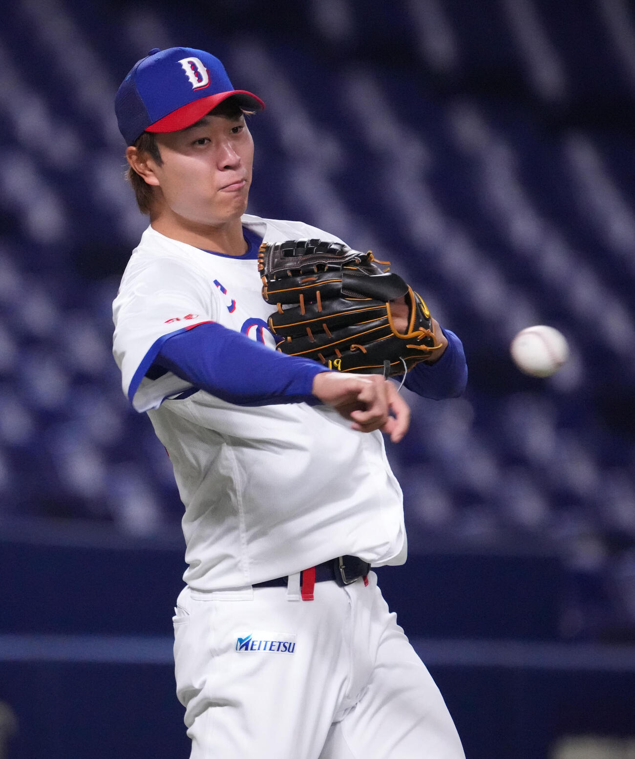 ノックを受け送球する高橋宏（撮影・森本幸一）