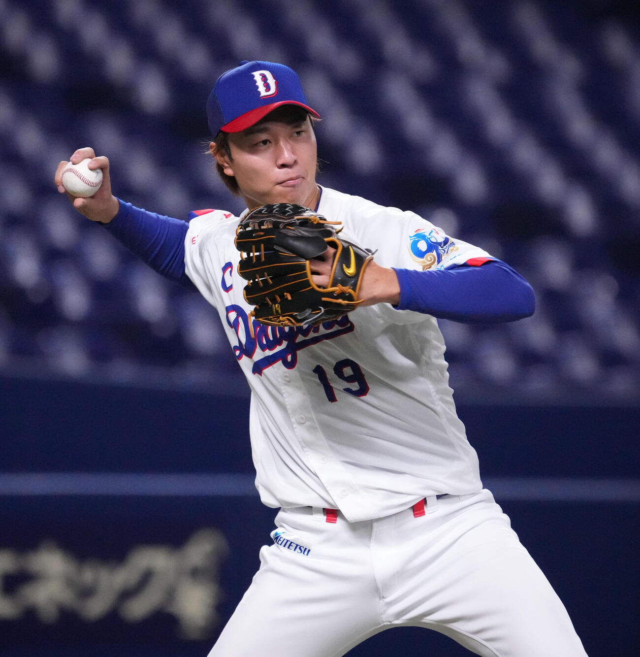 ノックを受け送球する高橋宏（撮影・森本幸一）