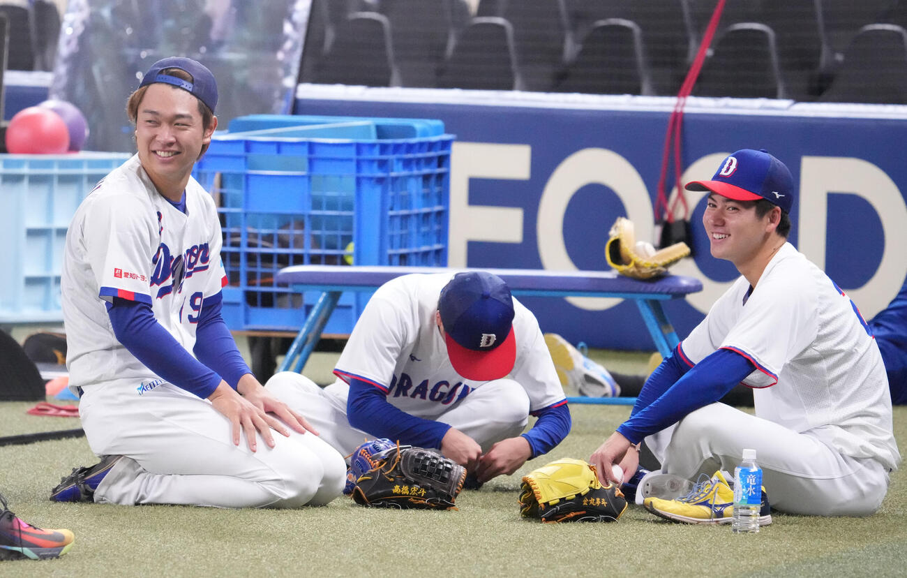 練習の合間に言葉を交わす高橋宏（左）と金丸（撮影・森本幸一）