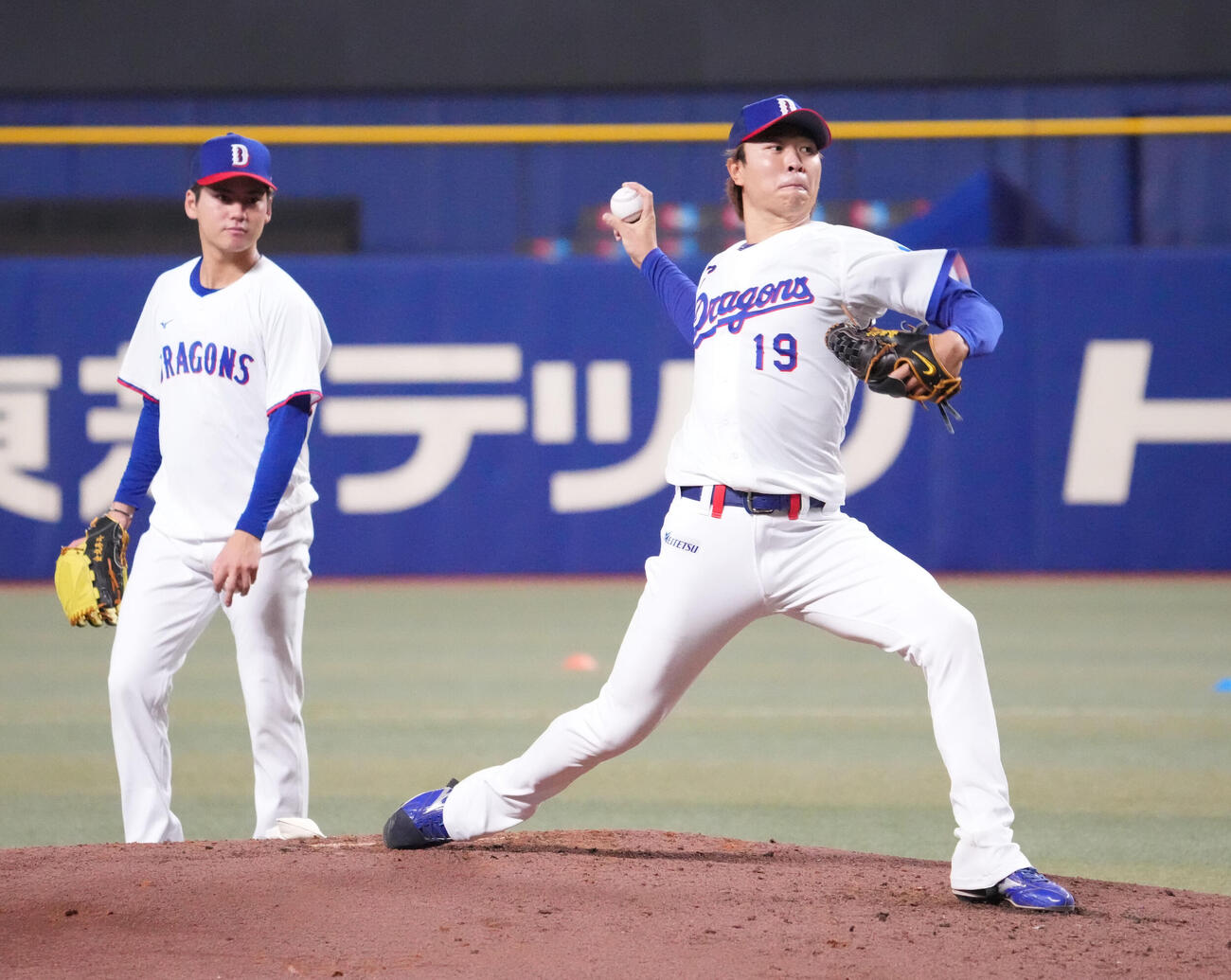 マウンドを利用し投球練習をする高橋宏（右）左は金丸（撮影・森本幸一）