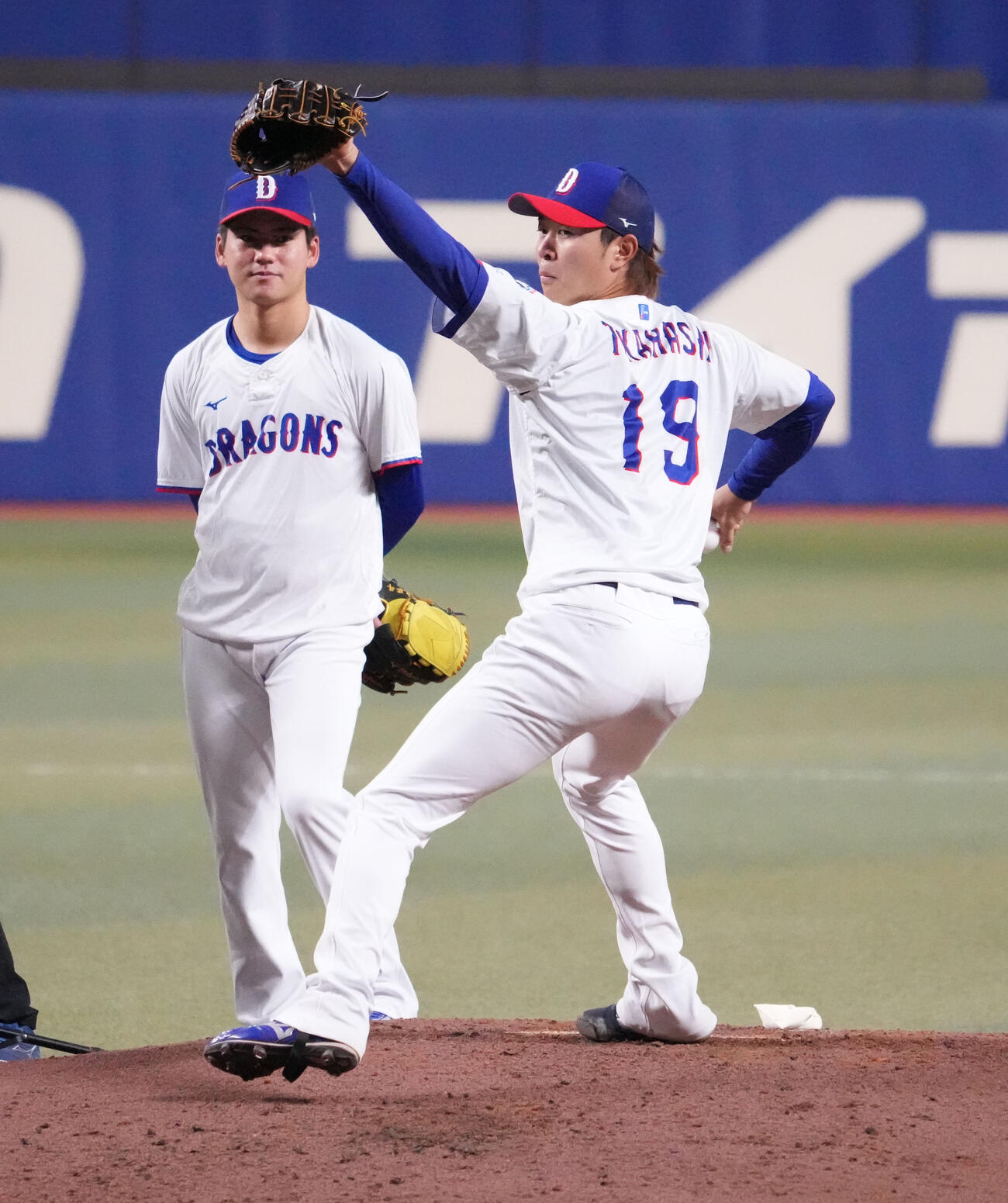 マウンドを利用し投球練習をする高橋宏（右）左は金丸（撮影・森本幸一）