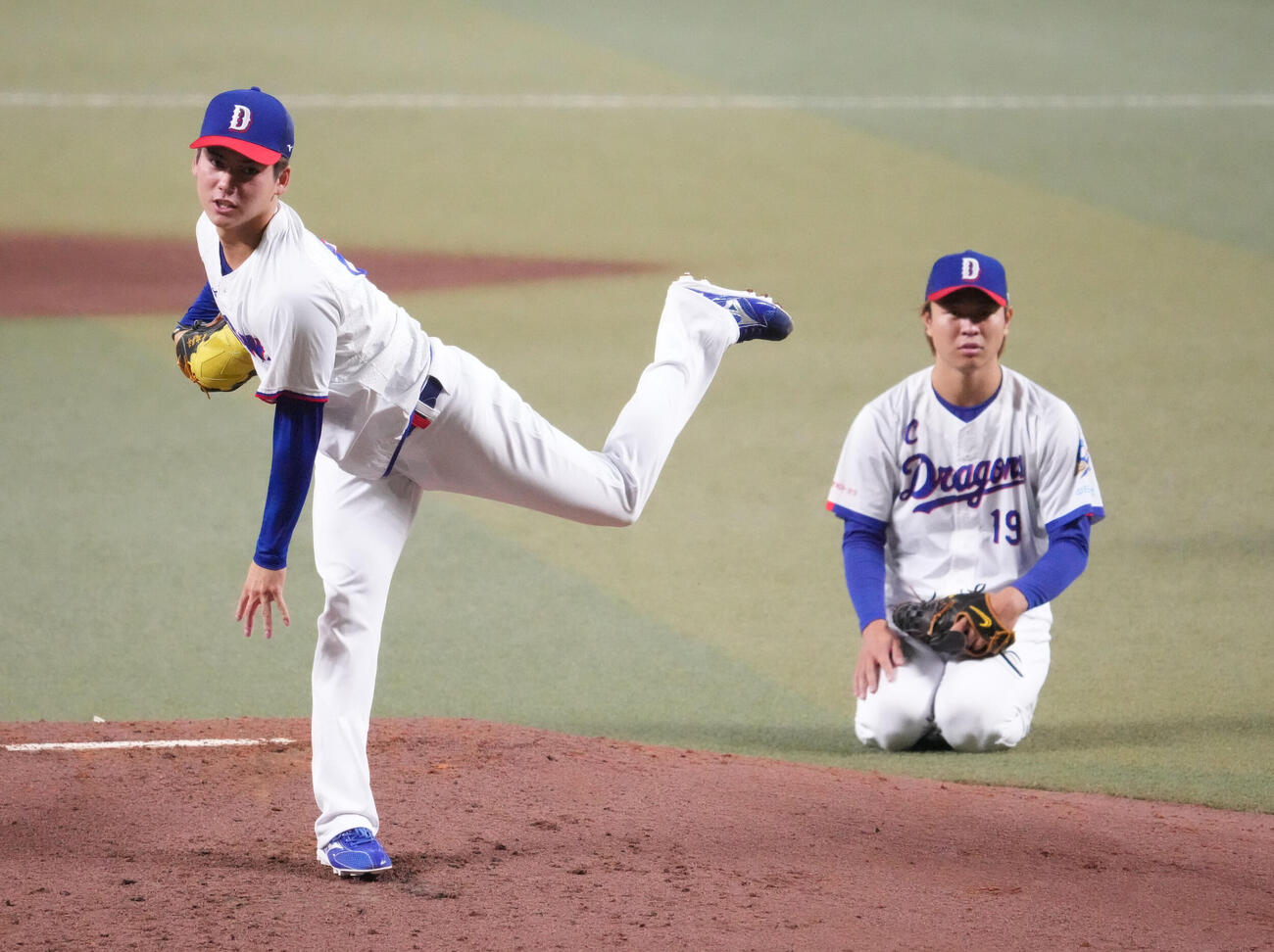 マウンドを利用し投球練習をする金丸（左）右は高橋宏（撮影・森本幸一）