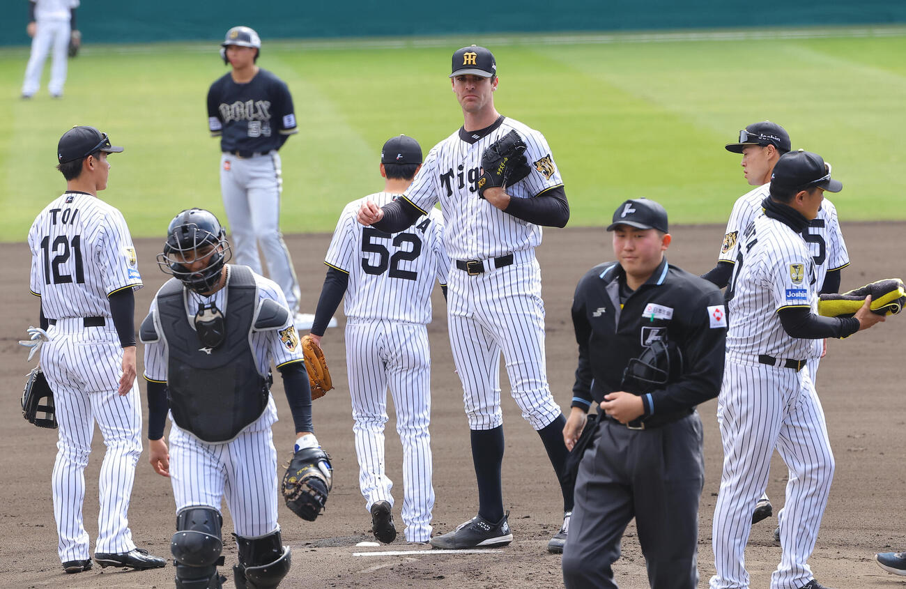 阪神対オリックス　1回表オリックス1死満塁、阪神先発ラグズデール（中央）は来田に押し出し四球を与える（撮影・上田博志）