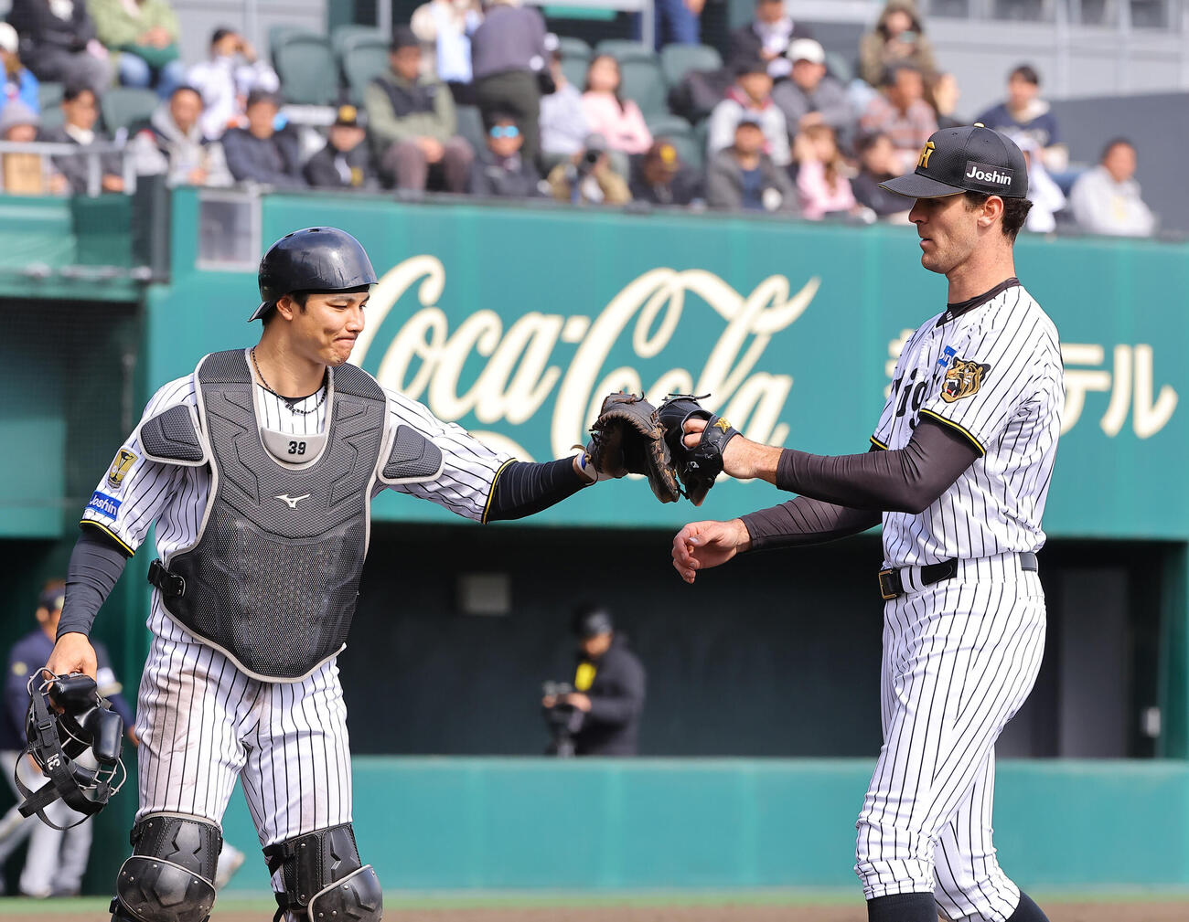 阪神対オリックス　4回4失点で降板する阪神ラグズデール（右）は栄枝とグラブタッチをする（撮影・上田博志）