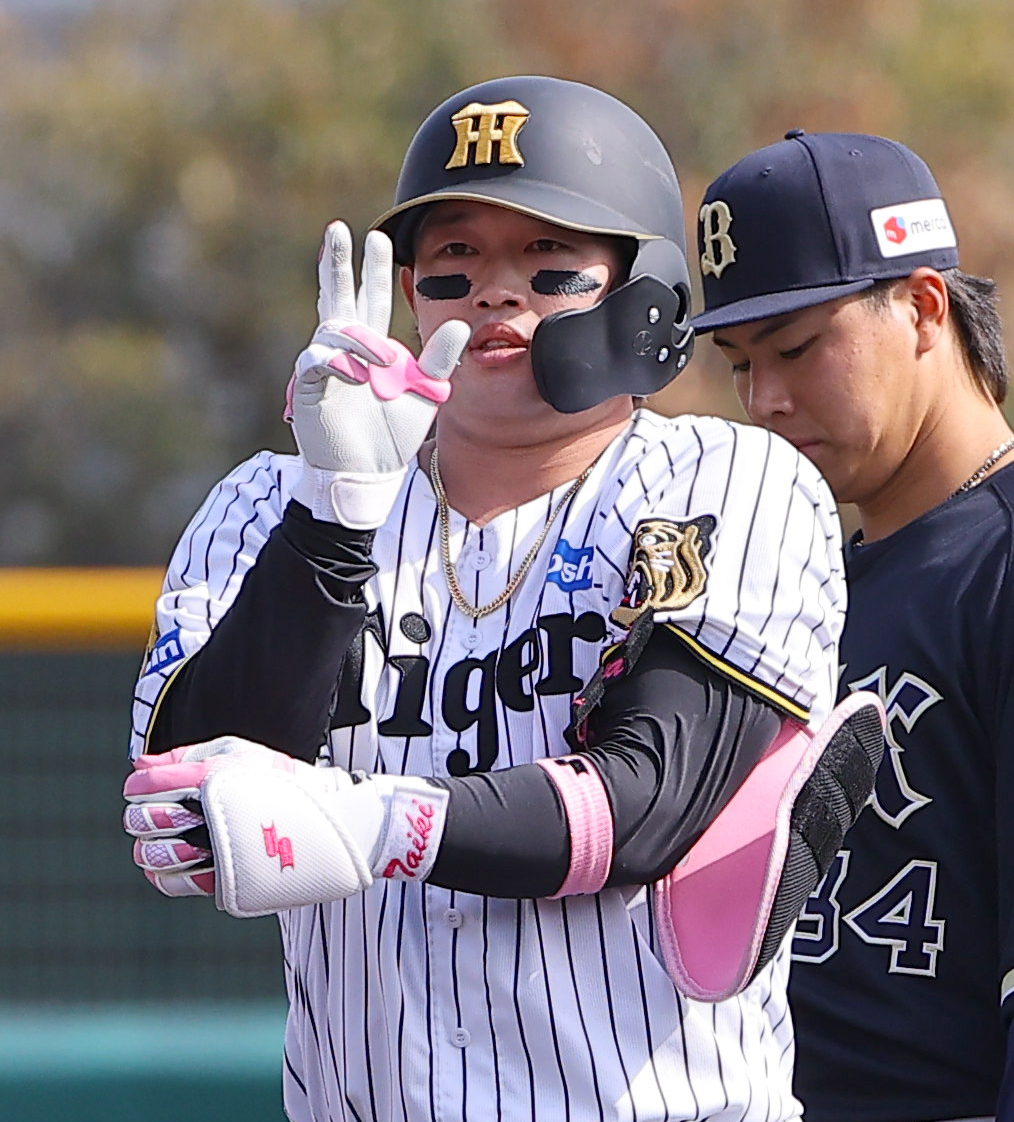 阪神対オリックス　4回裏阪神無死満塁、浜田は2点適時二塁打を放つ（撮影・上田博志）