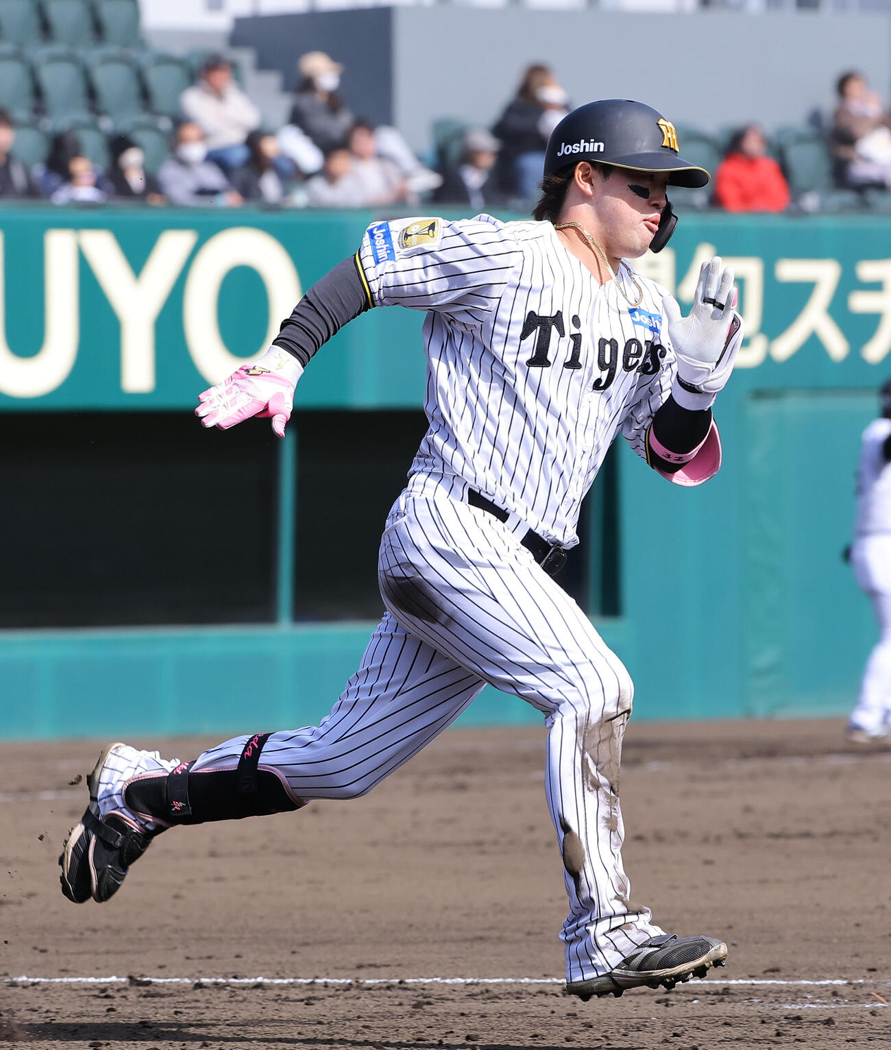 阪神対オリックス　4回裏阪神無死満塁、浜田は2点適時二塁打を放つ（撮影・上田博志）