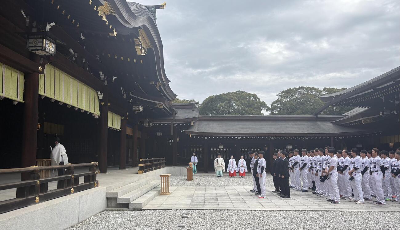 ヤクルトは明治神宮を参拝した（撮影・塚本光）