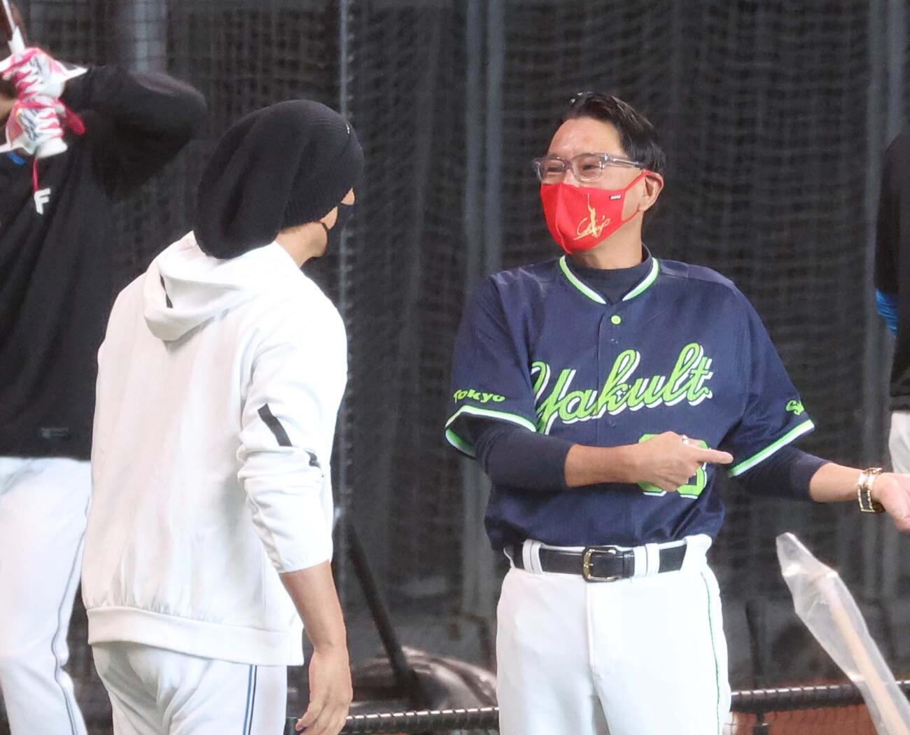 日本ハム対ヤクルト　新庄監督がデザインされた赤いマスクを付けて新庄監督（左）と話すヤクルト池山監督（撮影・黒川智章）