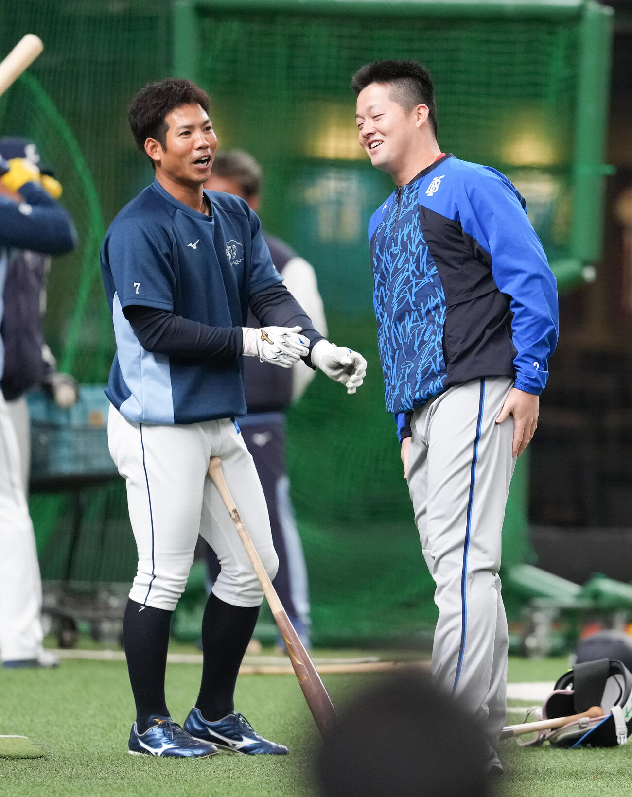 試合前練習で談笑する西武桑原（左）とDeNA牧（撮影・鈴木みどり）