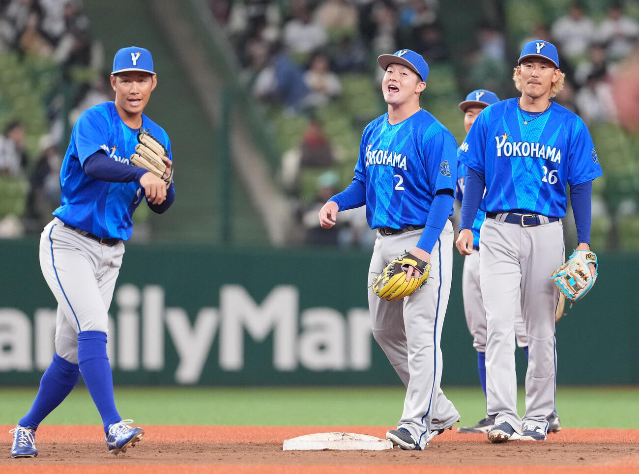 西武対DeNA　試合前ノックで声を出すDeNA牧（中央）（撮影・鈴木みどり）