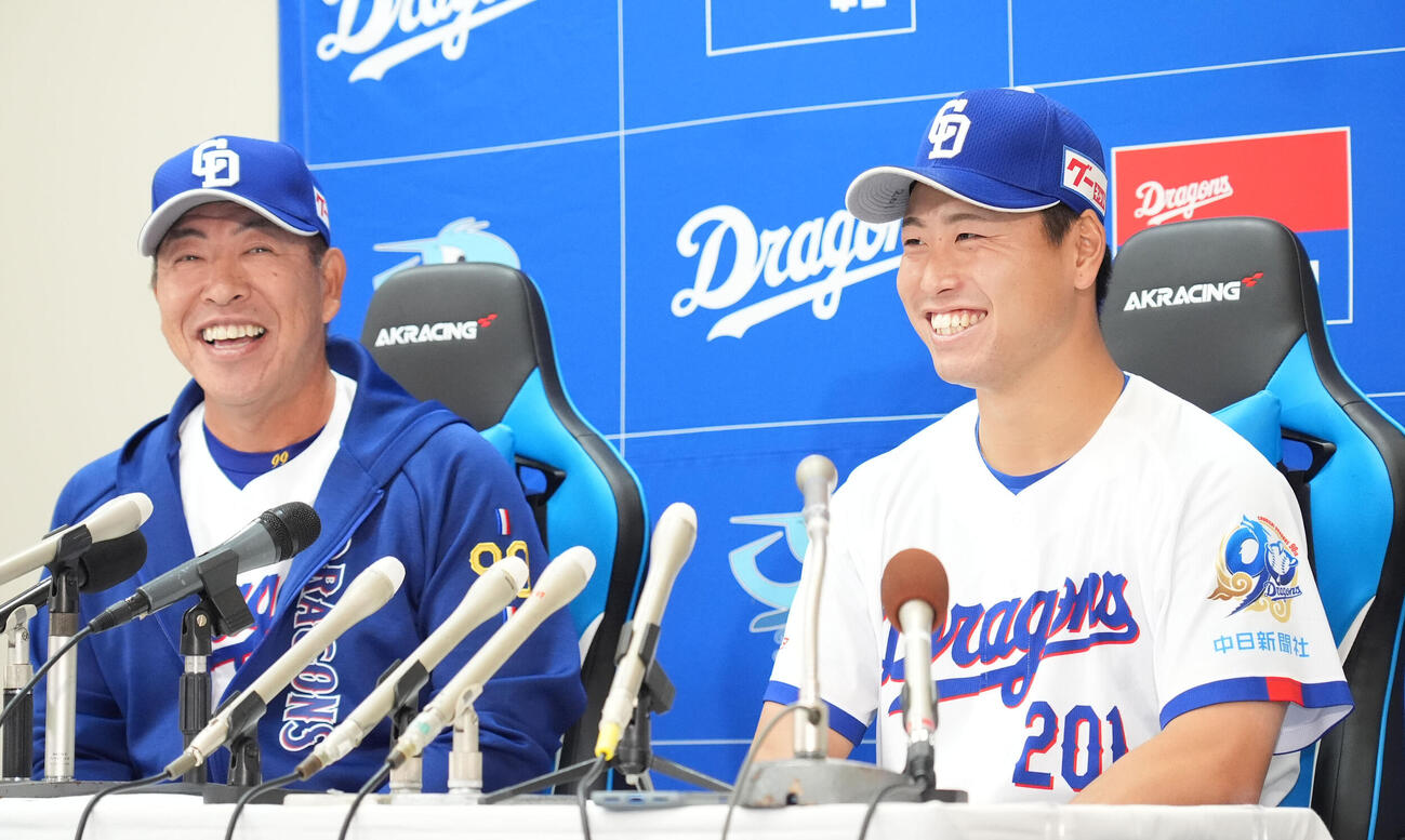 支配下登録され明るい表情で会見する牧野（右）左は井上監督（撮影・森本幸一）