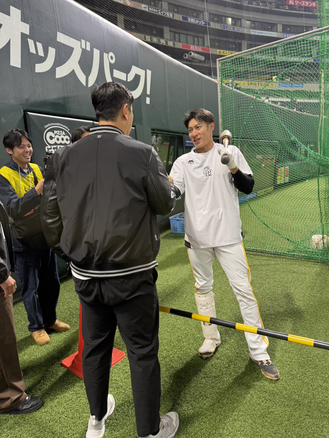 元ソフトバンク李大浩さん（中央）は柳田と笑顔で話す