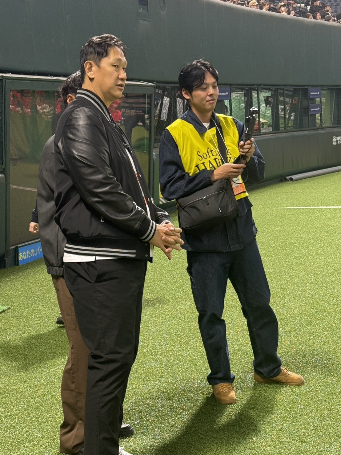 みずほペイペイドームに姿を見せた元ソフトバンクの李大浩さん（左）