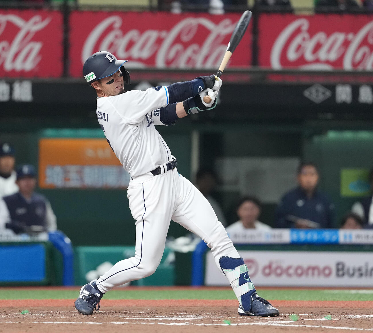 西武対DeNA 7回裏西武1死満塁、2点適時二塁打を放つ外崎（撮影・鈴木みどり）